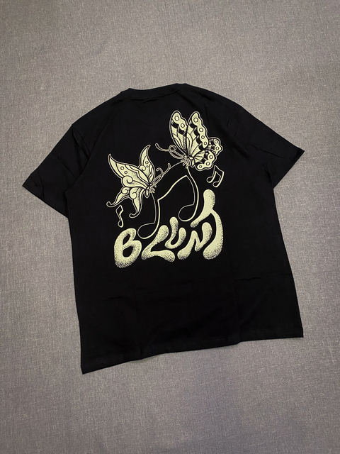 Camiseta Blunt Regular “ Tuneflies” (Preto) - comprar online