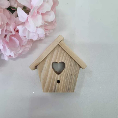 Casinha passarinho coração em pinus m - 8cm X 6cm