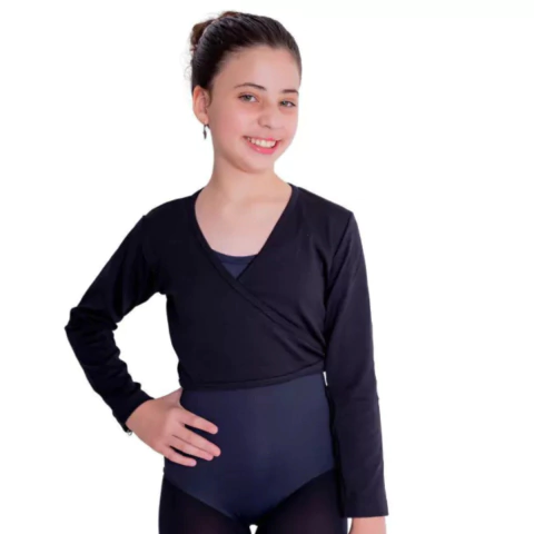 A imagem apresenta uma bailarina infantil vestindo um collant preto básico, complementado por um casaquinho de manga longa com corte transpassado, ideal para manter o corpo aquecido no início das aulas. O look é clássico e funcional, perfeito para ensaios