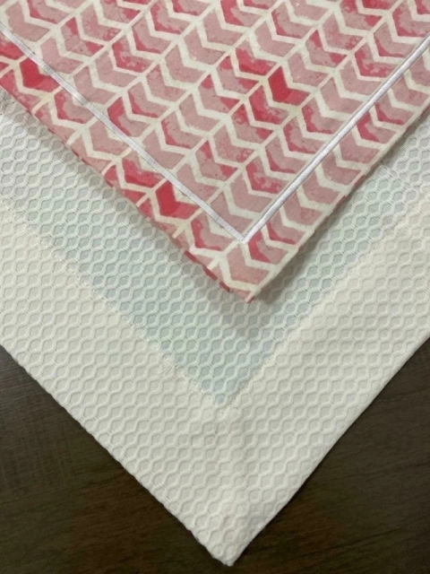 Guardanapo Floratta Chevron Rosa Moldura Bordada - Fundo Branco