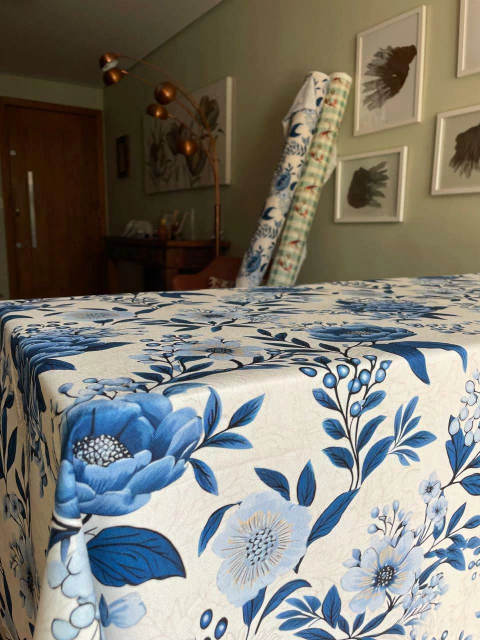 Toalha Floral Azul e Branco REPELENTE LÍQUIDO - comprar online