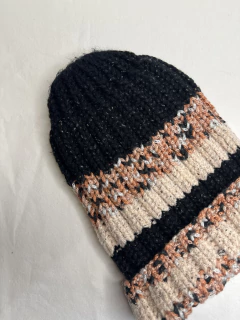 Touca de Tricô Preto e Salmão na internet