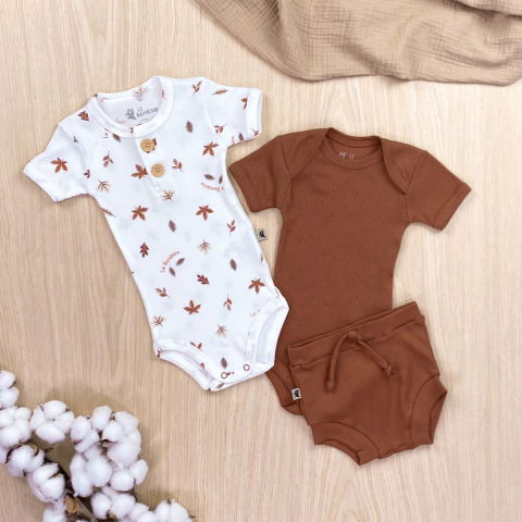 Kit 3 Peças Comfort Premium Body Manga Curta Folhas, Body Manga Curta e Bloomer Terra
