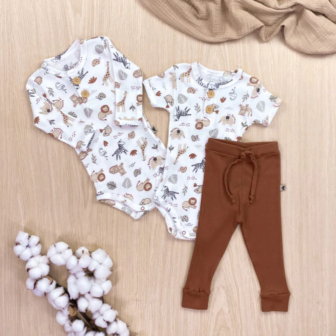 Kit 3 Peças Comfort Premium Safari – Body Manga Longa, Body Manga Curta e Calça Canelada Marrom Terra
