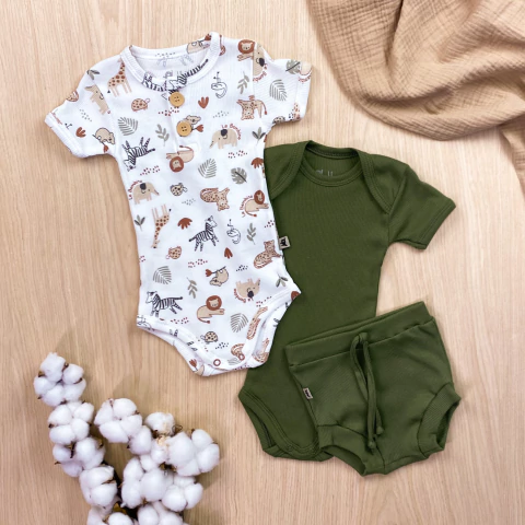 Kit 3 Peças Comfort Premium Body Manga Curta Safari, Body Manga Curta e Bloomer Floresta