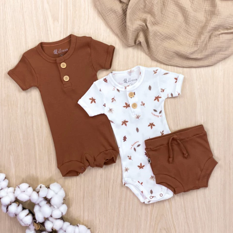 Kit Comfot Premium 3 peças Macacão Botão Terra, Body Manga Curta Folhas e Bloomer Terra