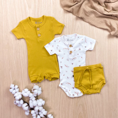 Kit Comfot Premium 3 peças Macacão Botão Amarelo Sol, Body Manga Curta Algodão e Bloomer Amarelo Sol