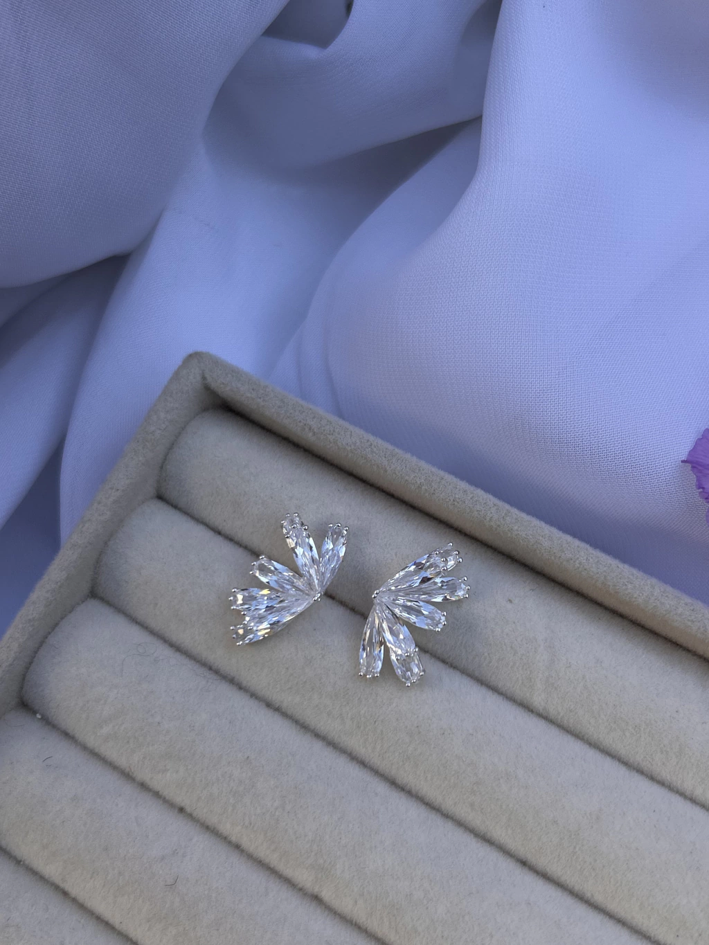 BRINCO MEIA FLOR CRISTAL