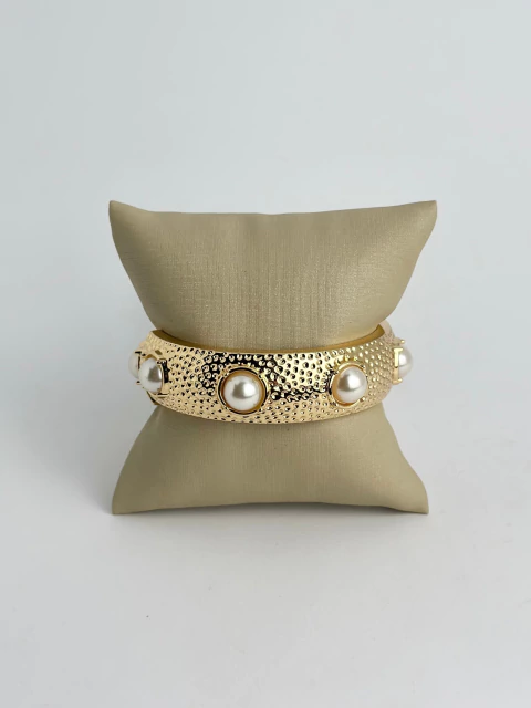 Bracelete texturizado dourado + pérolas