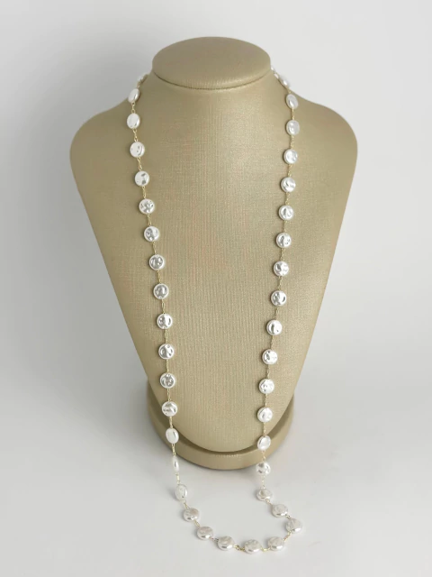 Colar longuinho pérola água doce achatadinha