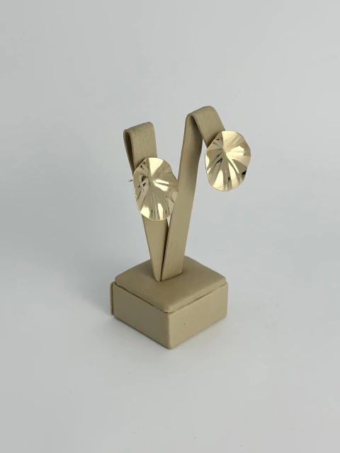 Brinco mandala martelada M - dourado