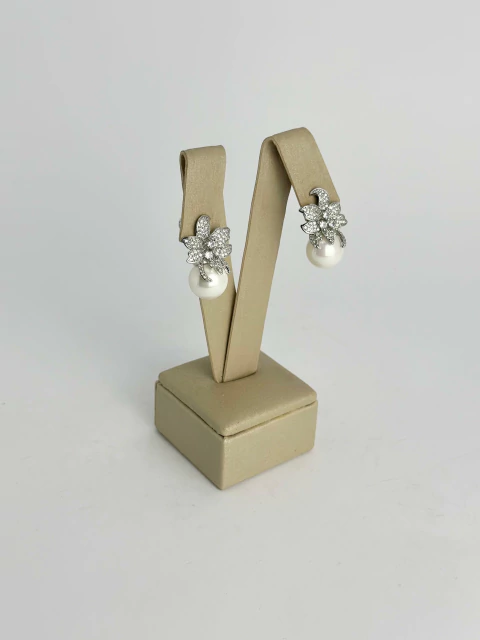 Brinco P - flor cravejada + pérola shell