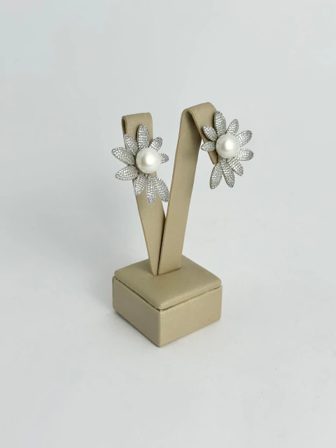 Brinco flor cravejada prata + pérola