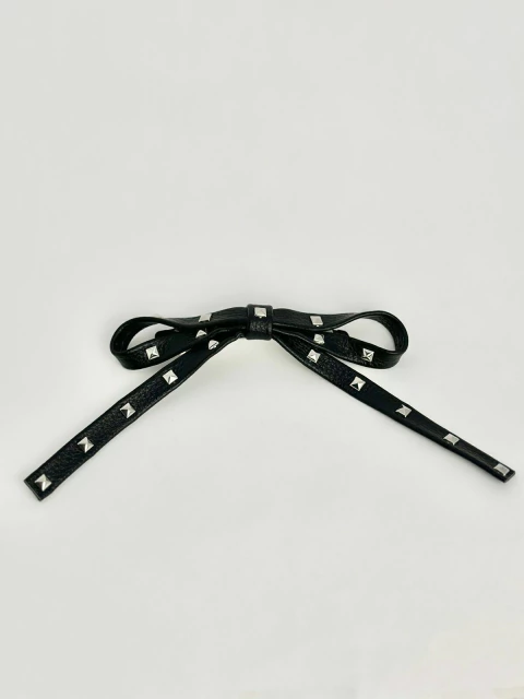 Presilha laço em couro + tachas prata