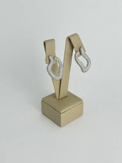 Brinco tubo orgânico prata cravejado