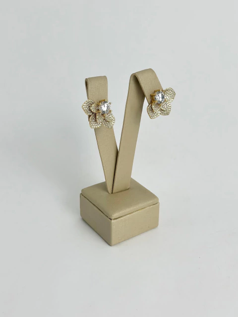 Brinco meia flor dourada cravejada