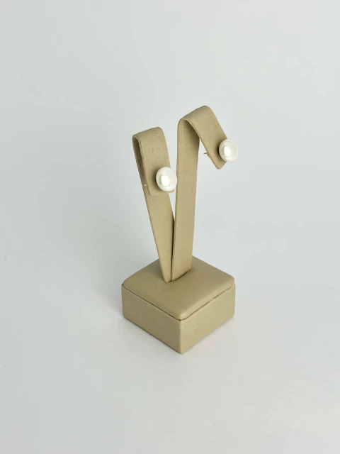 Brinco pérola shell achatadinha - P