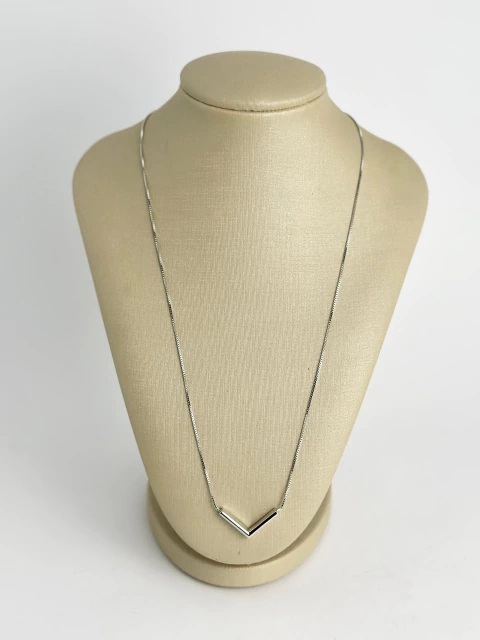 Colar minimalista V - prata