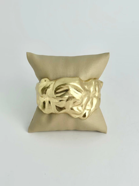 Bracelete máxi abstrato - dourado acetinado