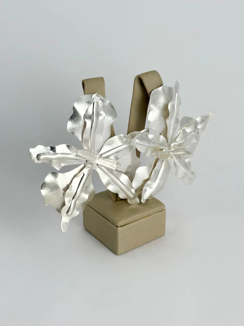 Brinco máxi flor prata acetinada