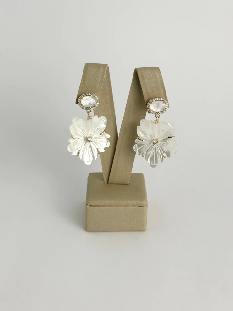 Brinco flor pendurada madreperola