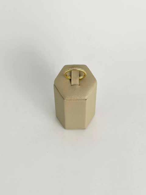 Aliança slin - dourada + cristais embutidos