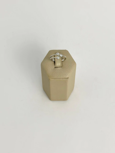 Anel joinha prata - três pontos de luz