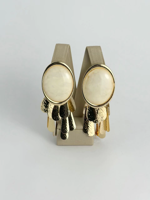 Brinco máxi bóton creme + gotas laminadas