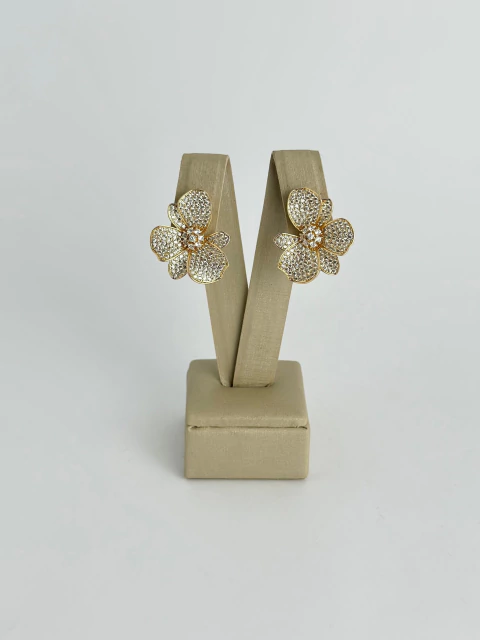 Brinco flor dourada + micro cravação