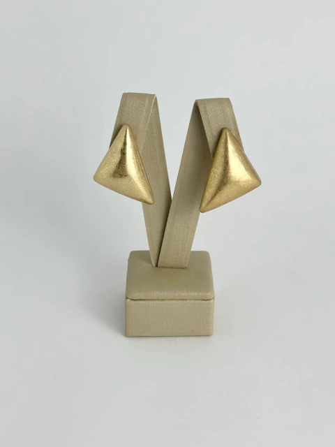 Brinco triangulo dourado acetinado