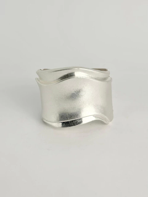 Máxi bracelete onda - prata acetinado