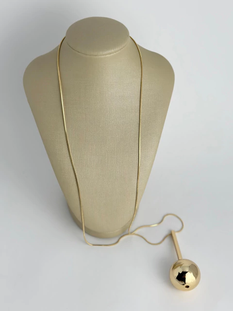 Colar longo esfera dourada