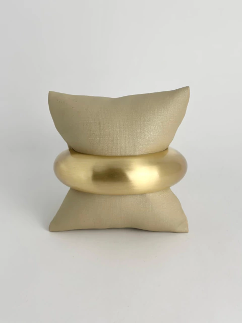 Bracelete bold dourado acetinado P