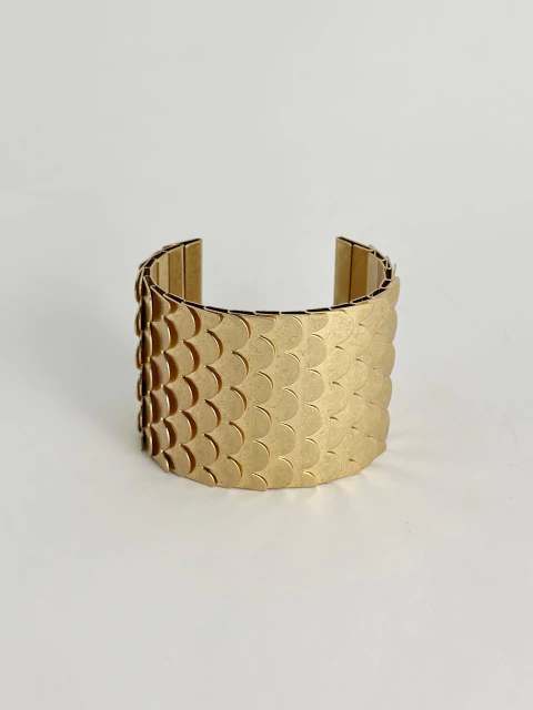 Máxi bracelete escamas dourado acetinado