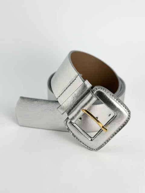 Cinto fivela encapada metalizado - prata