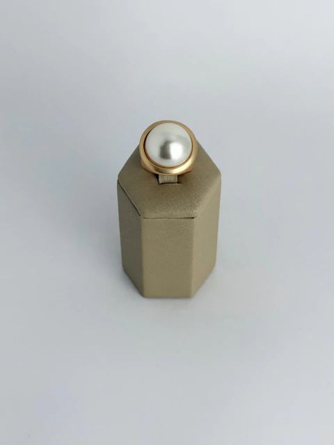 Anel boton dourado acetinado - pérola
