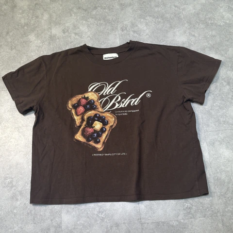 REMERA MARRÓN LO DULCE NO COMPENSA 'OLD BASTARD'