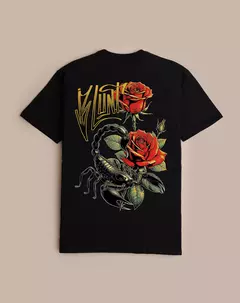 CAMISETA REGULAR SCORPION FLOWER - PRETO