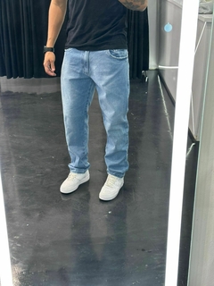 Calça jeans reta clara na internet