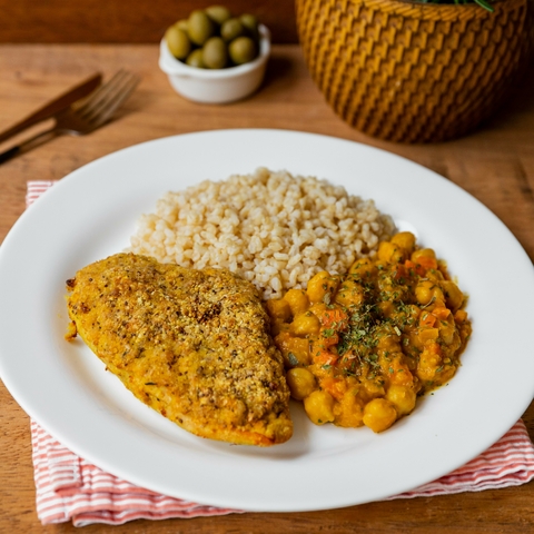 Filé de frango com crosta + arroz cateto integral + dahl indiano de grão de bico