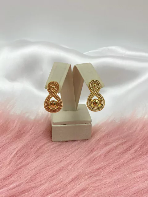 Brinco Folheado Infinito com Bolinha - Bijuterias Atacado