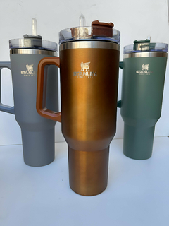 Vaso de 1.2 L stanley con manija y sorbete de acrilico