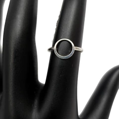 Anel de prata 925 com design de círculo vazado, exibido em um dedo de manequim preto