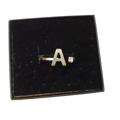 Descubra o Anel Regulável Letra A em Prata 925, antialérgico e com garantia vitalícia. Adquira já o seu e destaque-se com elegância. Compre na Dalí Joias.