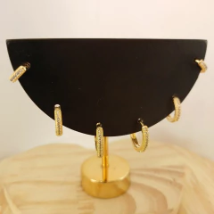 Trio de brincos de argolas pequenas click folheadas a ouro com zircônias cravejadas