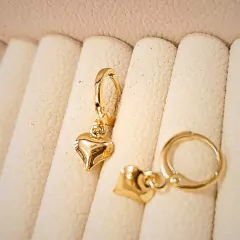 Descubra o Brinco Argolinha Articulada Coração Dourado, antialérgico e com garantia. Adicione estilo ao seu visual. Compre agora na Dalí Joias.