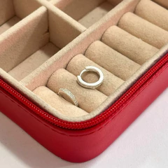 Brinco argolinha cravejado de zircônias em prata 925 dentro de estojo vermelho com interior bege