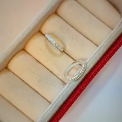 Descubra o Brinco Argolinha Cravejado de Zircônias em Prata 925. Antialérgico e com garantia vitalícia. Adquira já o seu e brilhe. Compre na Dalí Joias