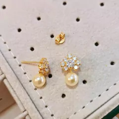 Brinco Flor Cravejada com Pérola