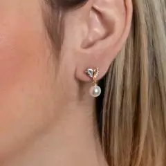  Brinco folheado dourado com pérola pendente e zircônias, usado na orelha, modelo LBRF-1138